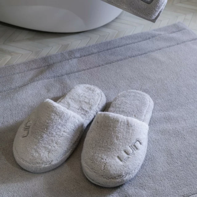 Soft and cosy steps at home 🥰 What a great gift idea for Father´s Day!

Teethän tilauksesi keskiviikkoon puoleen päivään mennessä niin ehdit saada nämä ihanuudet viikonlopuksi!